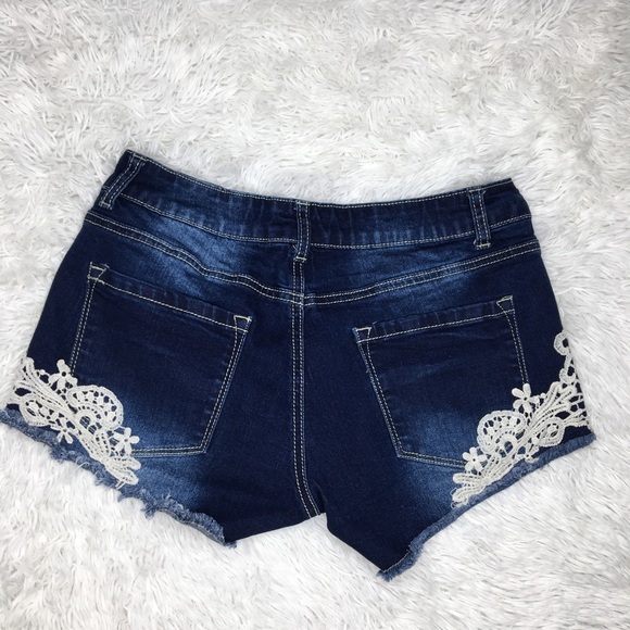 ⬇️Bongo Distressed Crochet Lace Denim Shorts Size 7 - Picture 2 of 14
